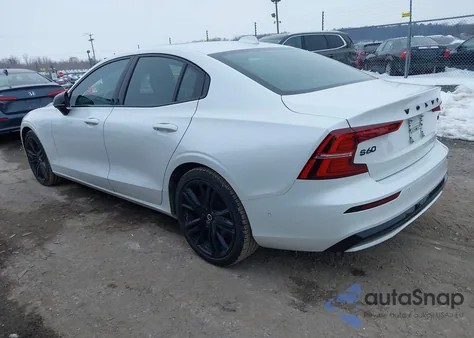 2023 Volvo S60 B5 Plus Black Edition z USA, uszkodzony, nr VIN 7JRL12TT0PG238249